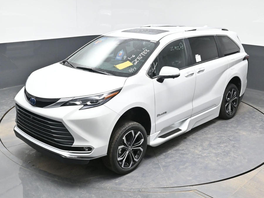 White Toyota Sienna image number 23