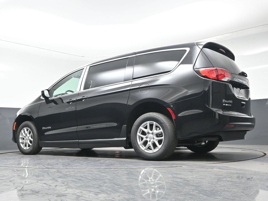 Black Chrysler Voyager image number 17