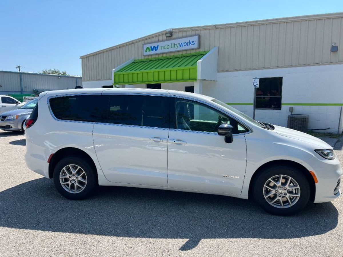 2024 CHRYSLER PACIFICA - Image 5