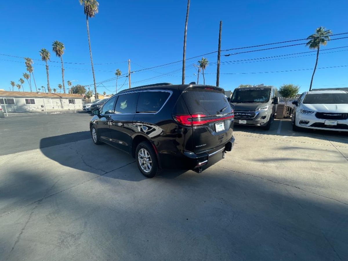 Black Chrysler Pacifica image number 3