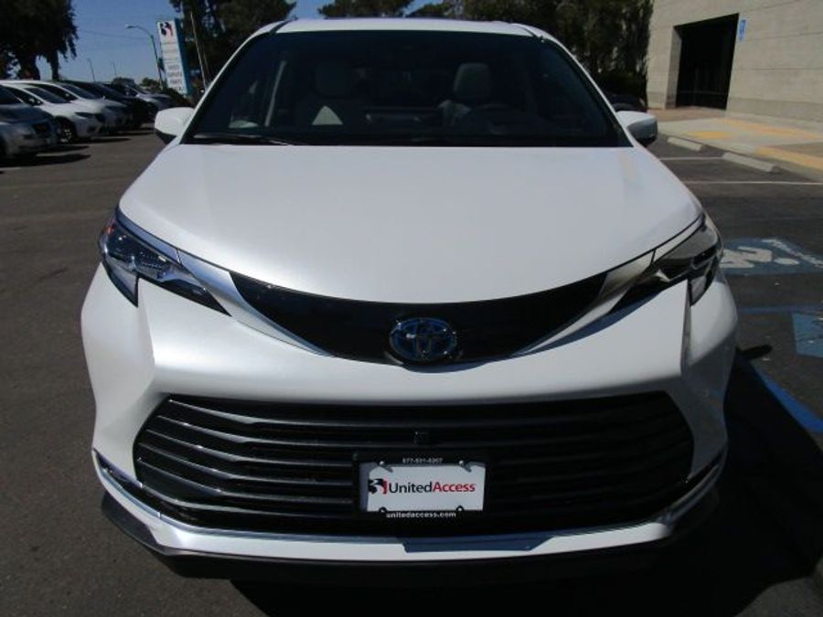New 2025 Toyota Sienna Hybrid Platinum - BraunAbility Side Entry Entry Fold Out Automatic Ramp