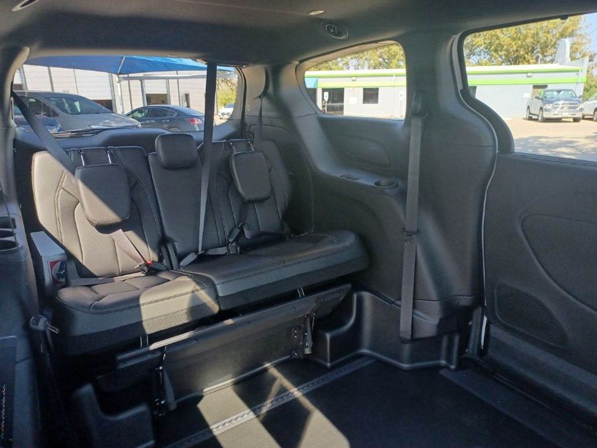 White Chrysler Pacifica image number 17