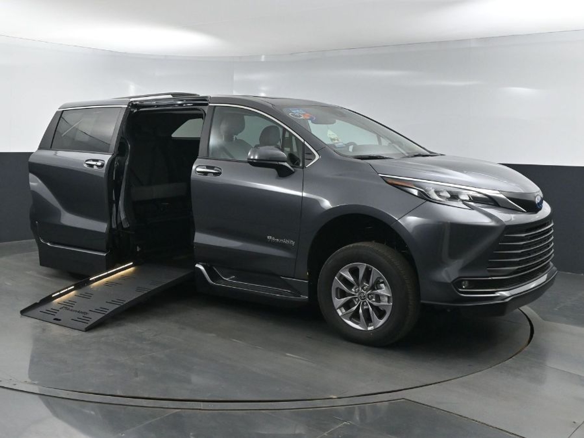 2025 TOYOTA SIENNA - Image 2