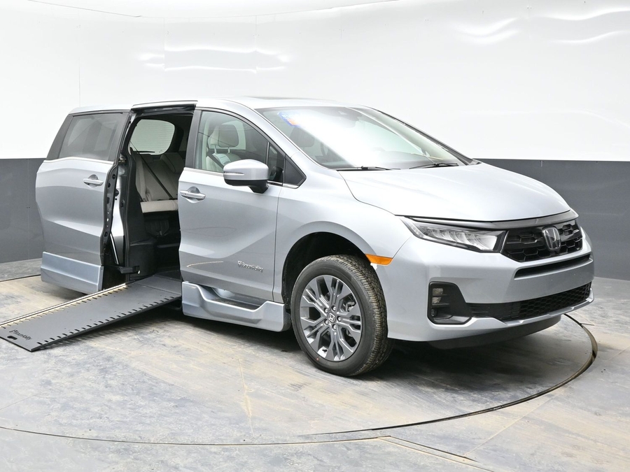 Silver Honda Odyssey with Side Entry Automatic In Floor ramp