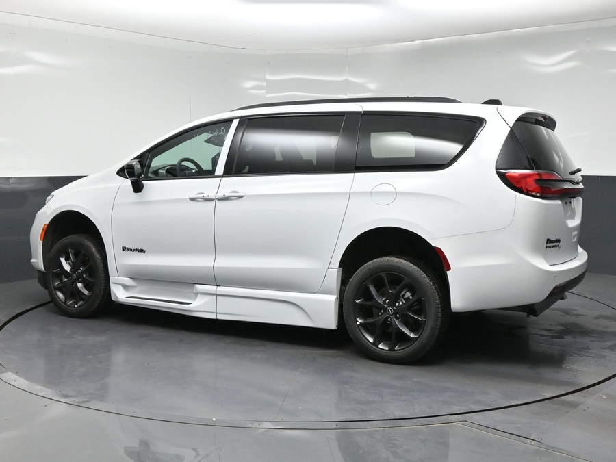 White Chrysler Pacifica image number 3