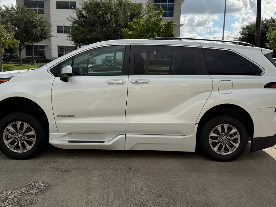 Used 2022 Toyota Sienna Hybrid XLE - BraunAbility Side Entry Fold Out Automatic Ramp