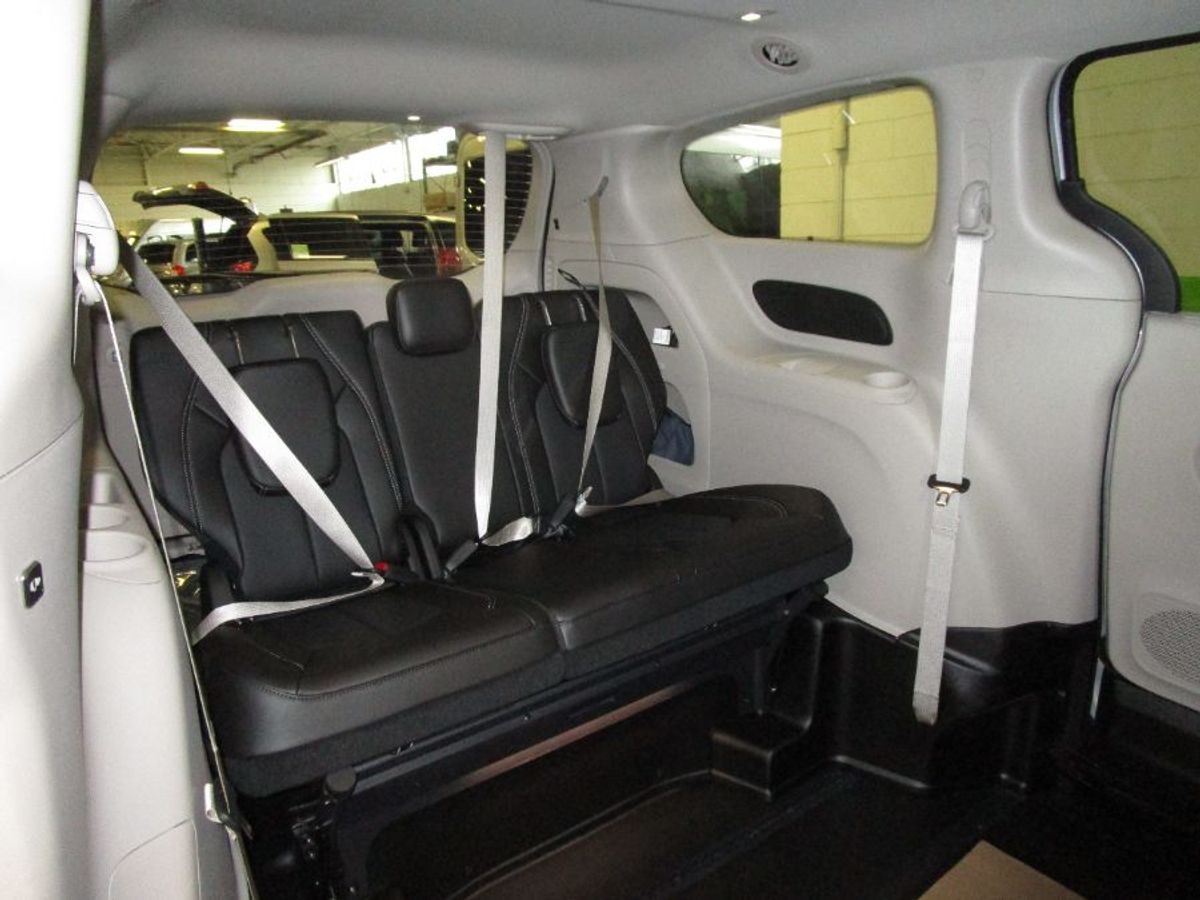 Silver Chrysler Pacifica image number 6