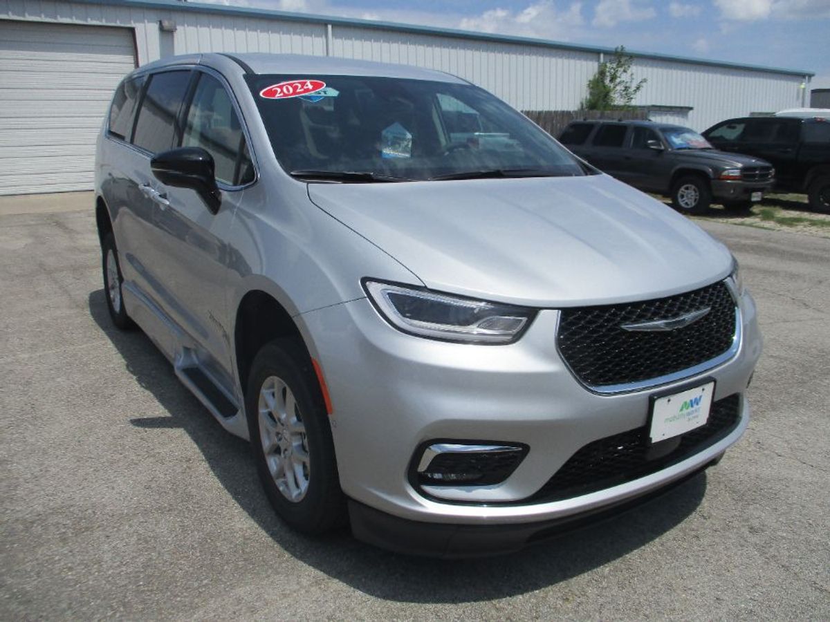 Silver Chrysler Pacifica image number 2