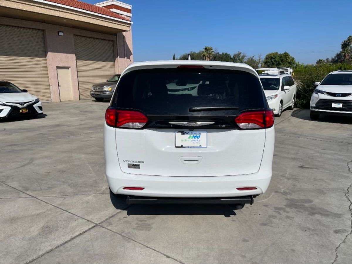 White Chrysler Voyager image number 11