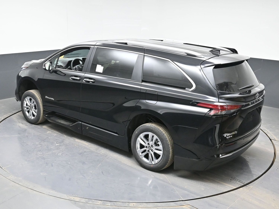 New 2026 Toyota Sienna Hybrid Limited - BraunAbility Side Entry Fold Out Automatic Ramp