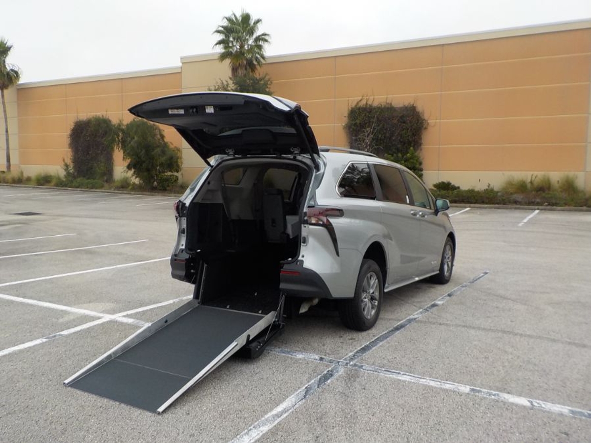 2024 TOYOTA SIENNA - Image 2