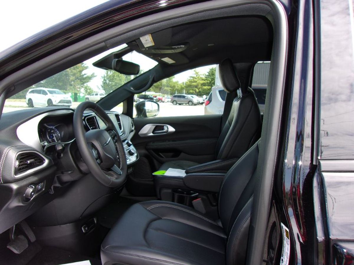 Black Chrysler Pacifica image number 9