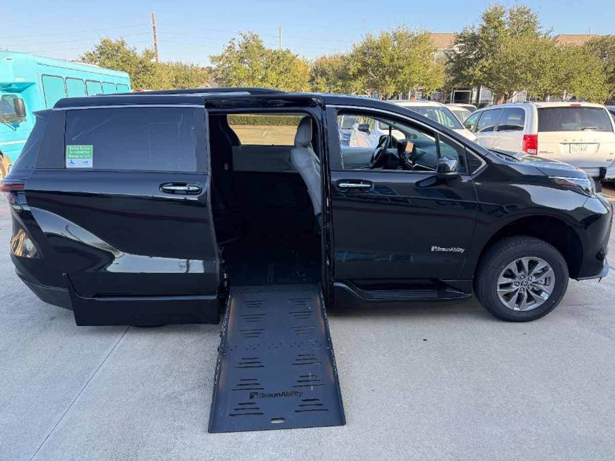 2025 TOYOTA SIENNA - Image 10