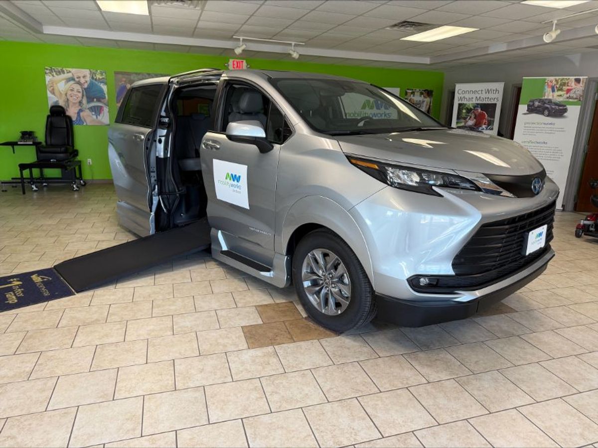 Silver Toyota Sienna image number 9
