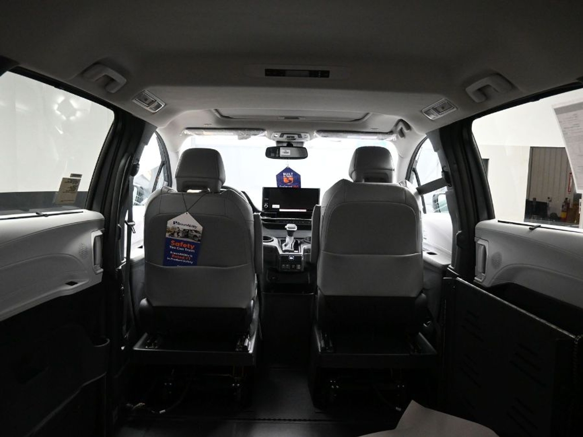 Grey Toyota Sienna image number 9