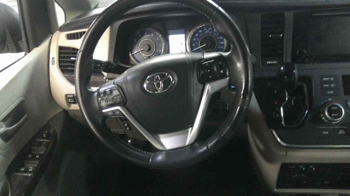 2015 TOYOTA SIENNA - Image 13