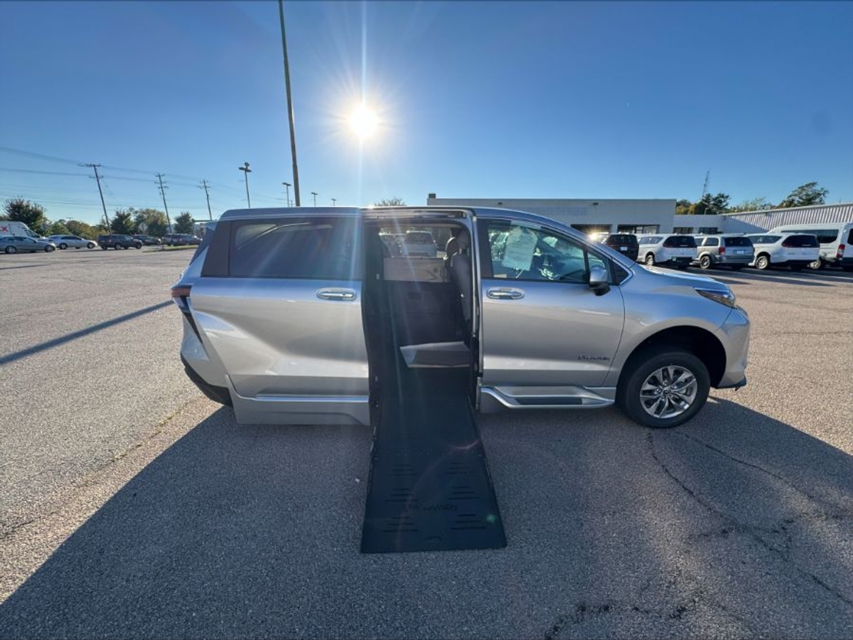 2025 TOYOTA SIENNA - Image 4