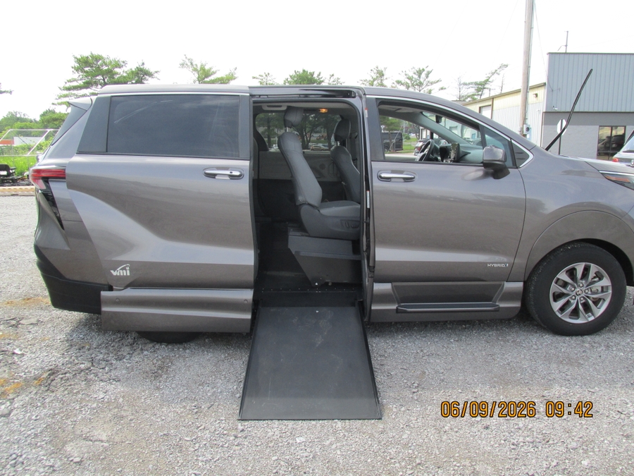 Grey Toyota Sienna image number 1