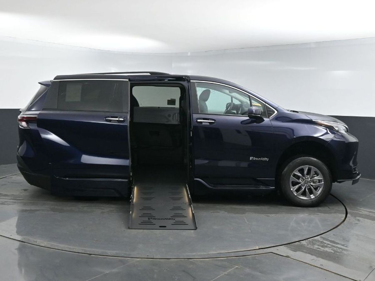 2025 TOYOTA SIENNA - Image 1