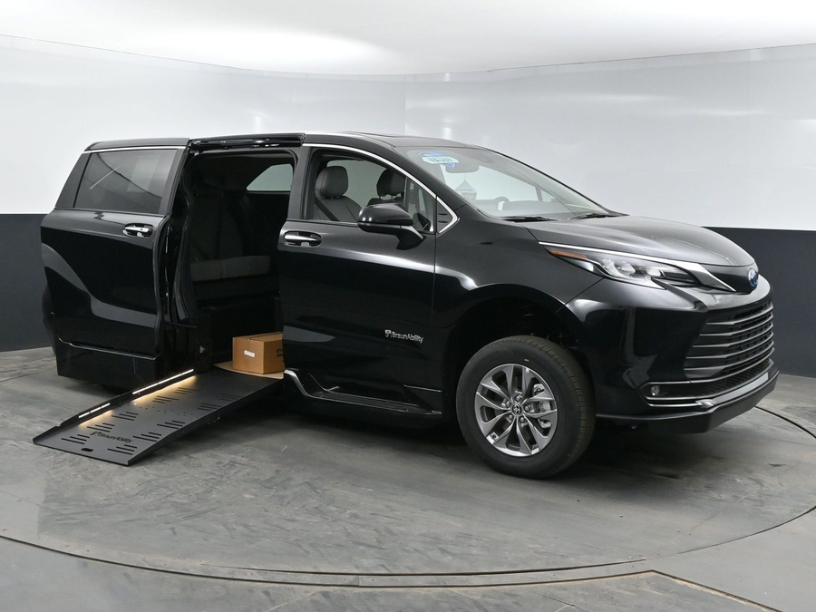 New 2025 Toyota Sienna Hybrid XLE Base - BraunAbility Side Entry Entry Fold Out Automatic Ramp