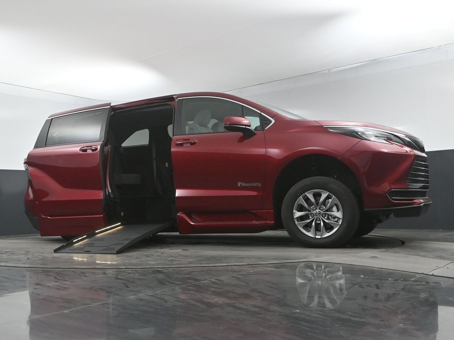 New 2025 Toyota Sienna Hybrid LE - BraunAbility Side Entry Entry Fold Out Automatic Ramp