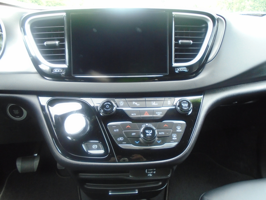 2026 Chrysler Voyager LX - Photo 9