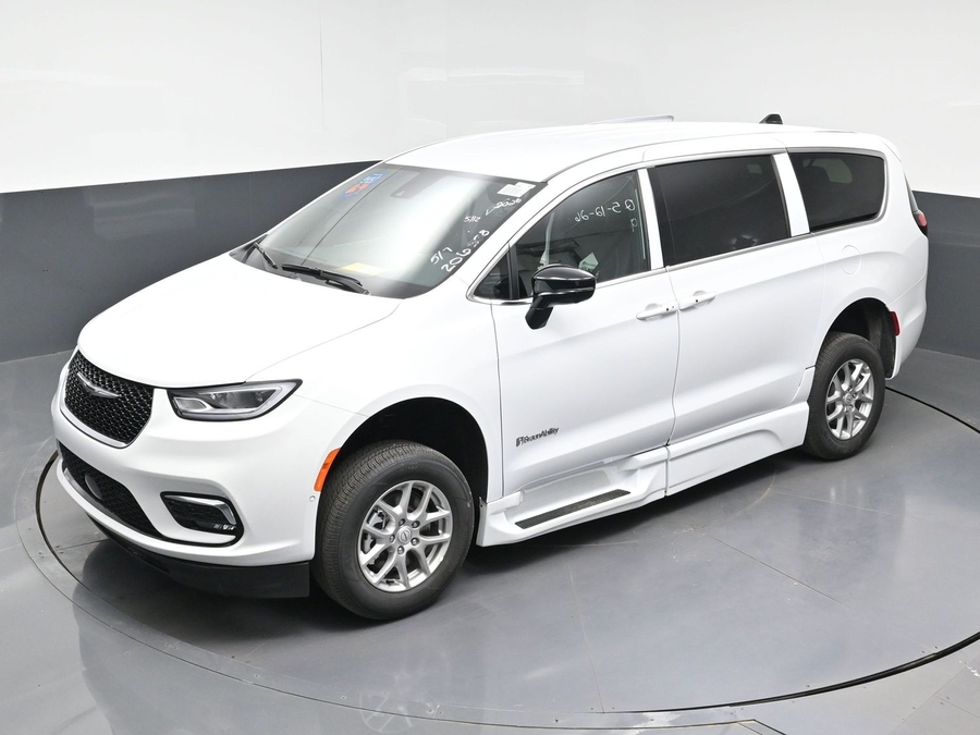 White Chrysler Pacifica image number 10