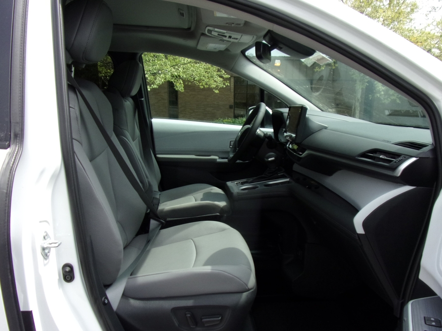 White Toyota Sienna image number 13