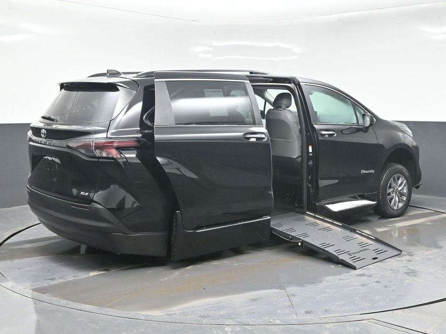 Black Toyota Sienna image number 6