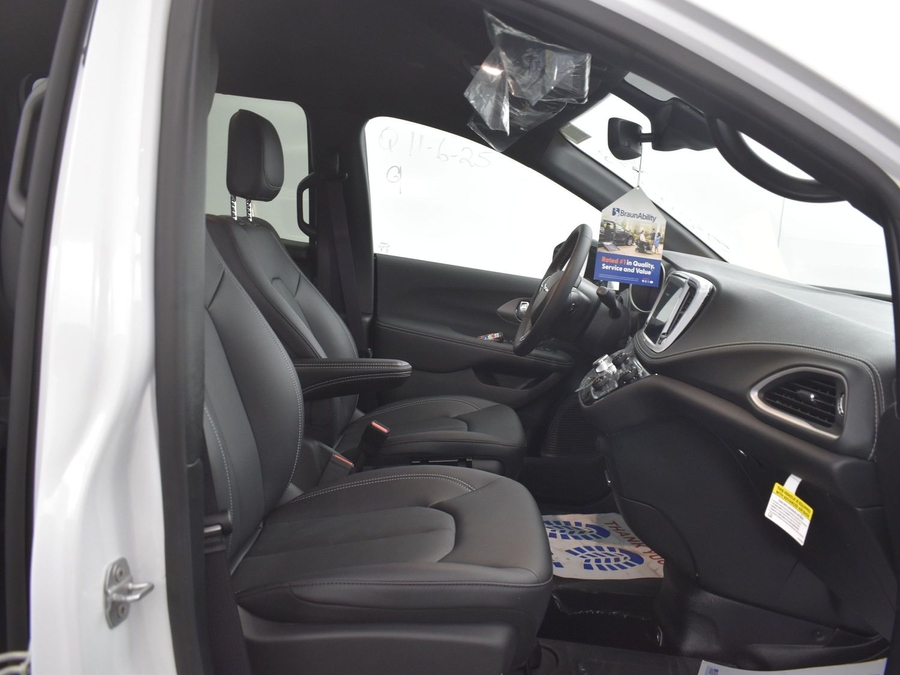 New 2025 Chrysler Pacifica Select Safety - BraunAbility Side Entry Entry In Floor Automatic Ramp