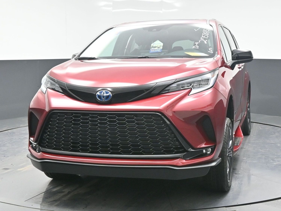 New 2025 Toyota Sienna Hybrid XSE Sport - BraunAbility Side Entry Entry Fold Out Automatic Ramp