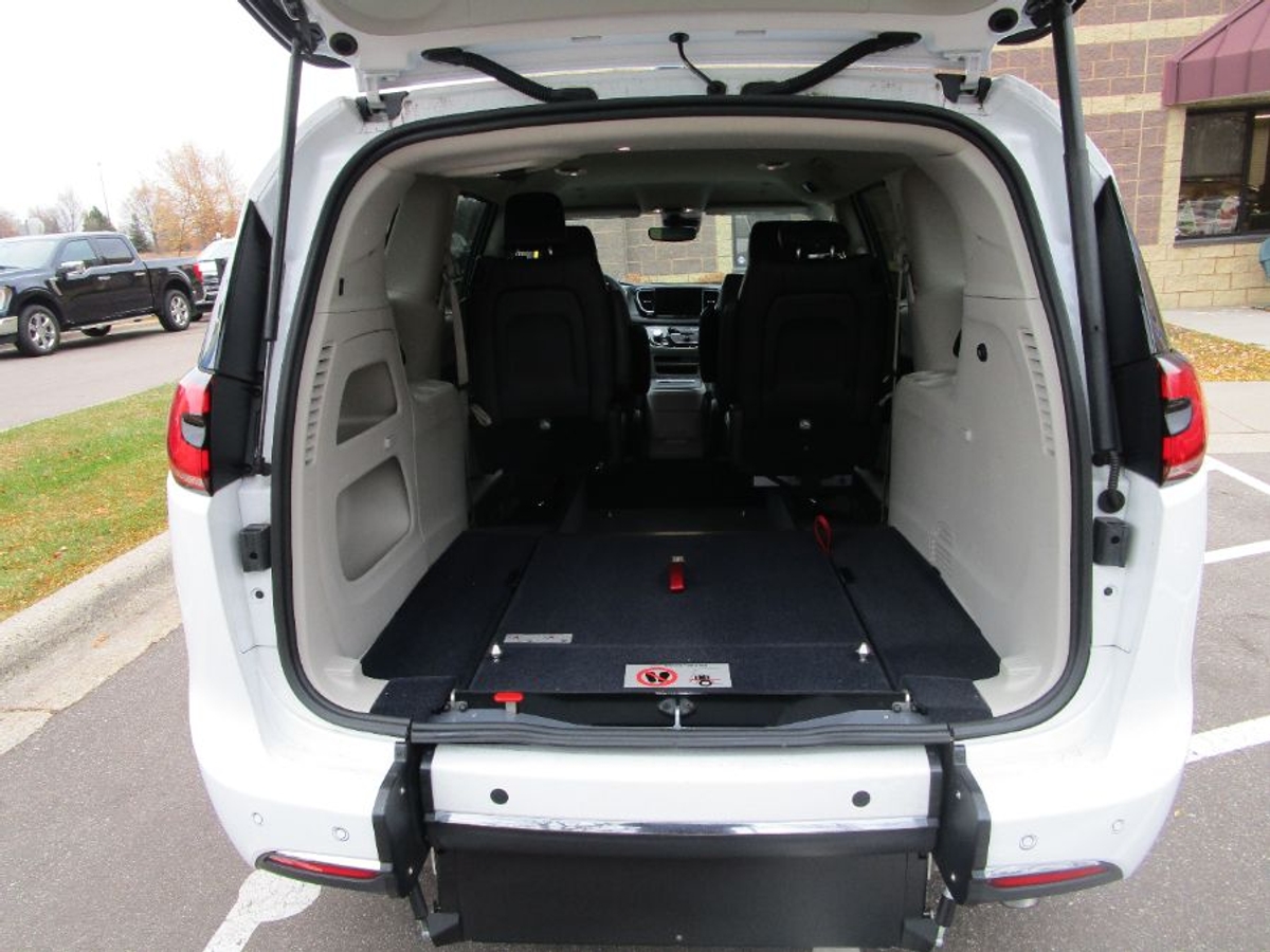 2024 CHRYSLER PACIFICA - Image 4