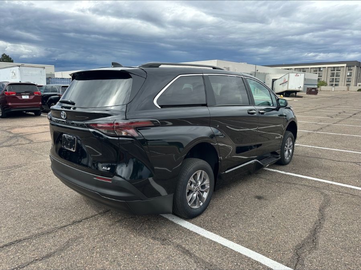 2025 TOYOTA SIENNA - Image 11