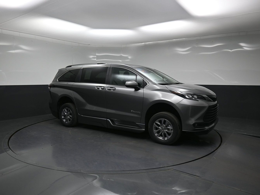 New 2026 Toyota Sienna Hybrid XLE Base - BraunAbility Side Entry Fold Out Automatic Ramp