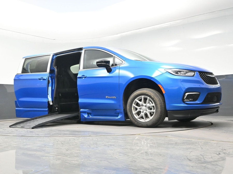 Blue Chrysler Pacifica image number 15