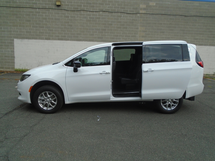 White Chrysler Voyager image number 5