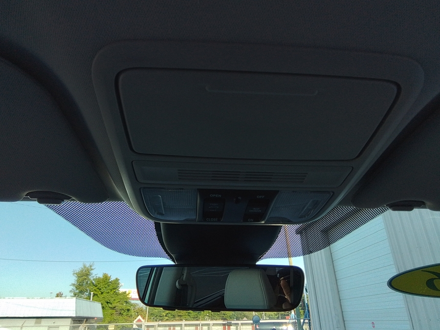 Silver Honda Odyssey image number 37