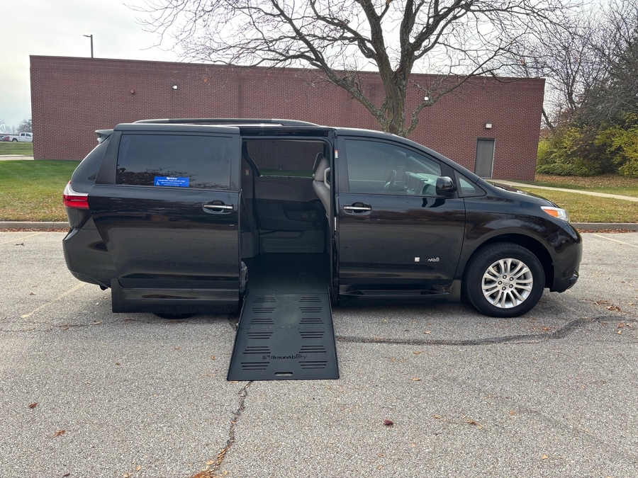 2017 Toyota Sienna XLE's photo