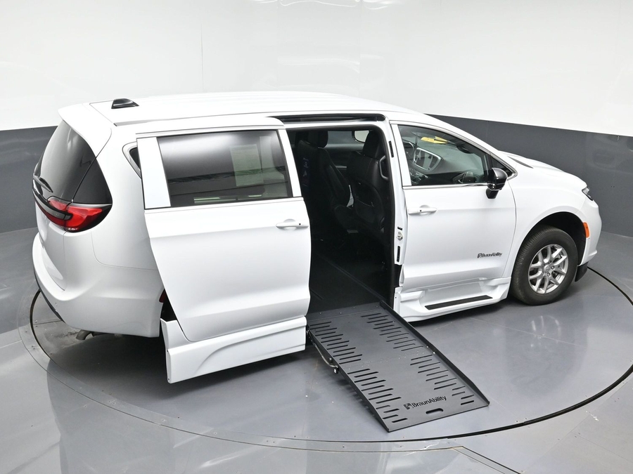 White Chrysler Pacifica image number 7