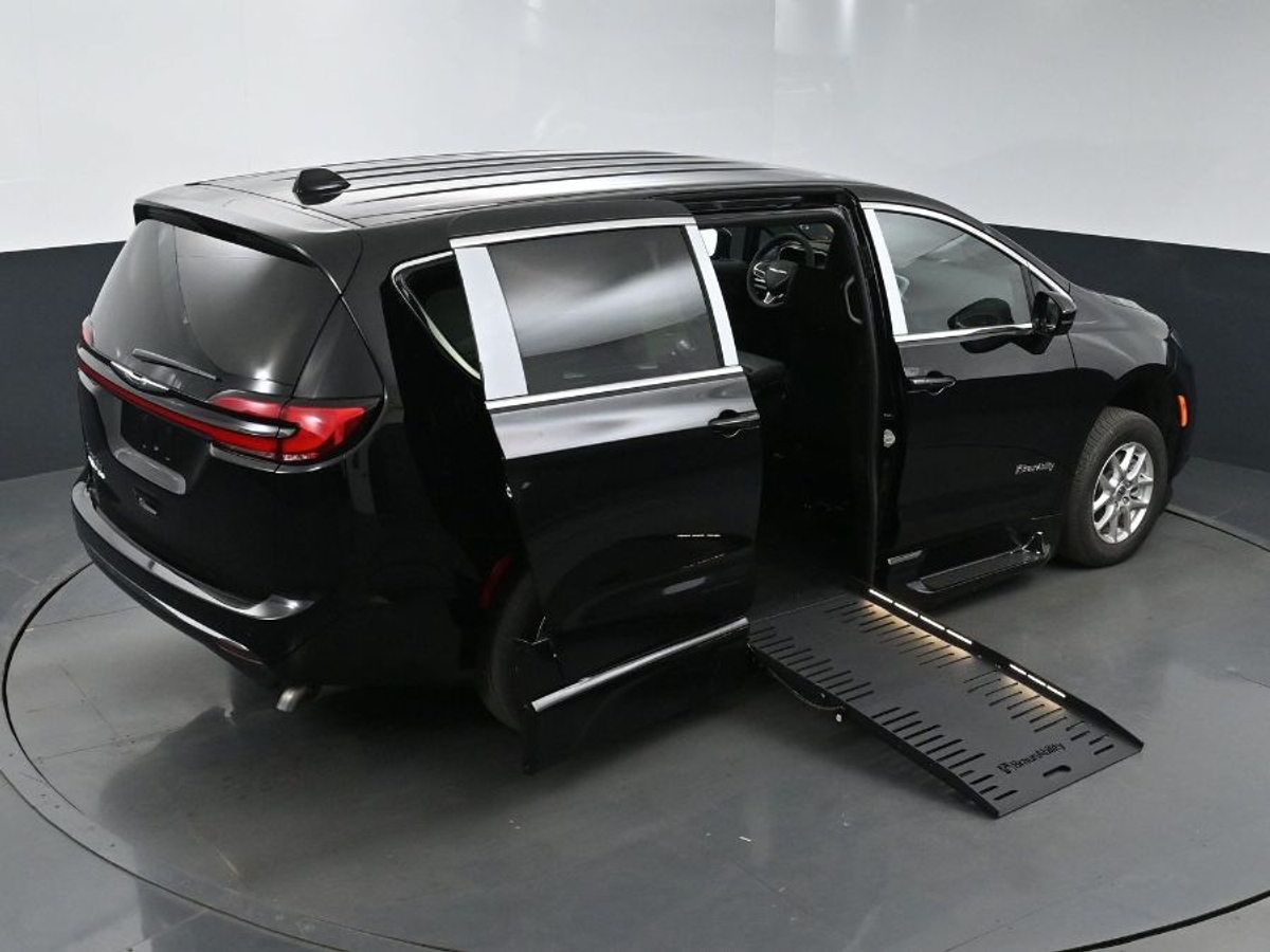 2025 CHRYSLER PACIFICA - Image 25