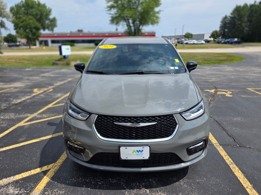 Grey Chrysler Pacifica image number 1