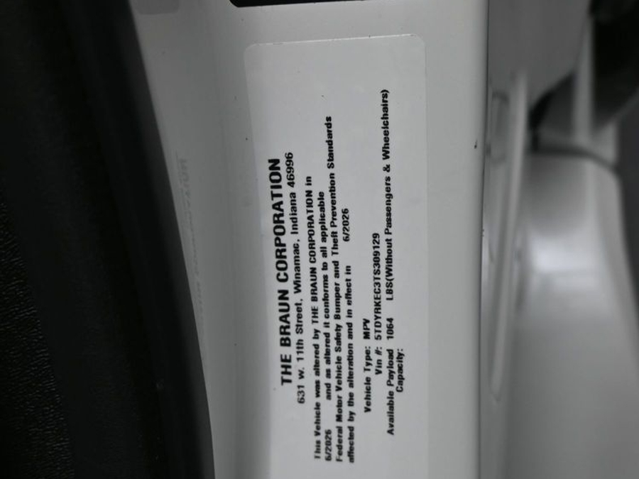 White Toyota Sienna image number 15