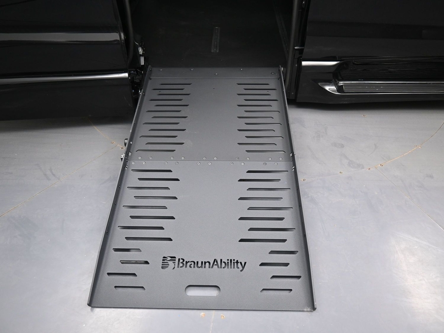 Black Chrysler Pacifica image number 7