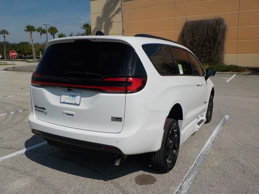 White Chrysler Pacifica image number 29