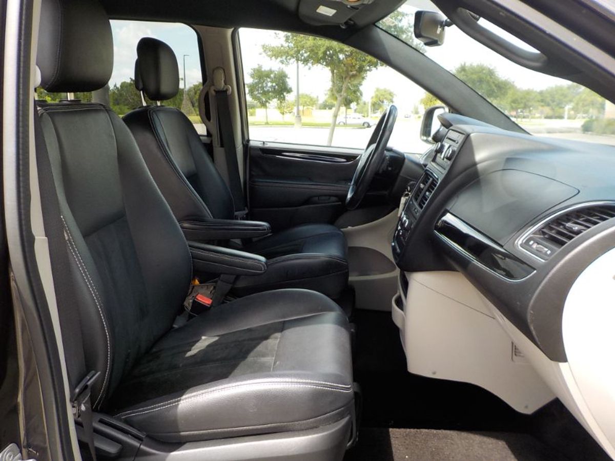 Grey Dodge Grand Caravan image number 15