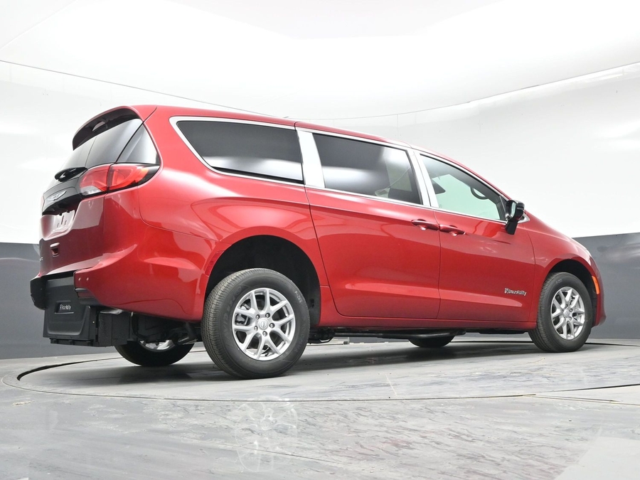 Red Chrysler Voyager image number 9