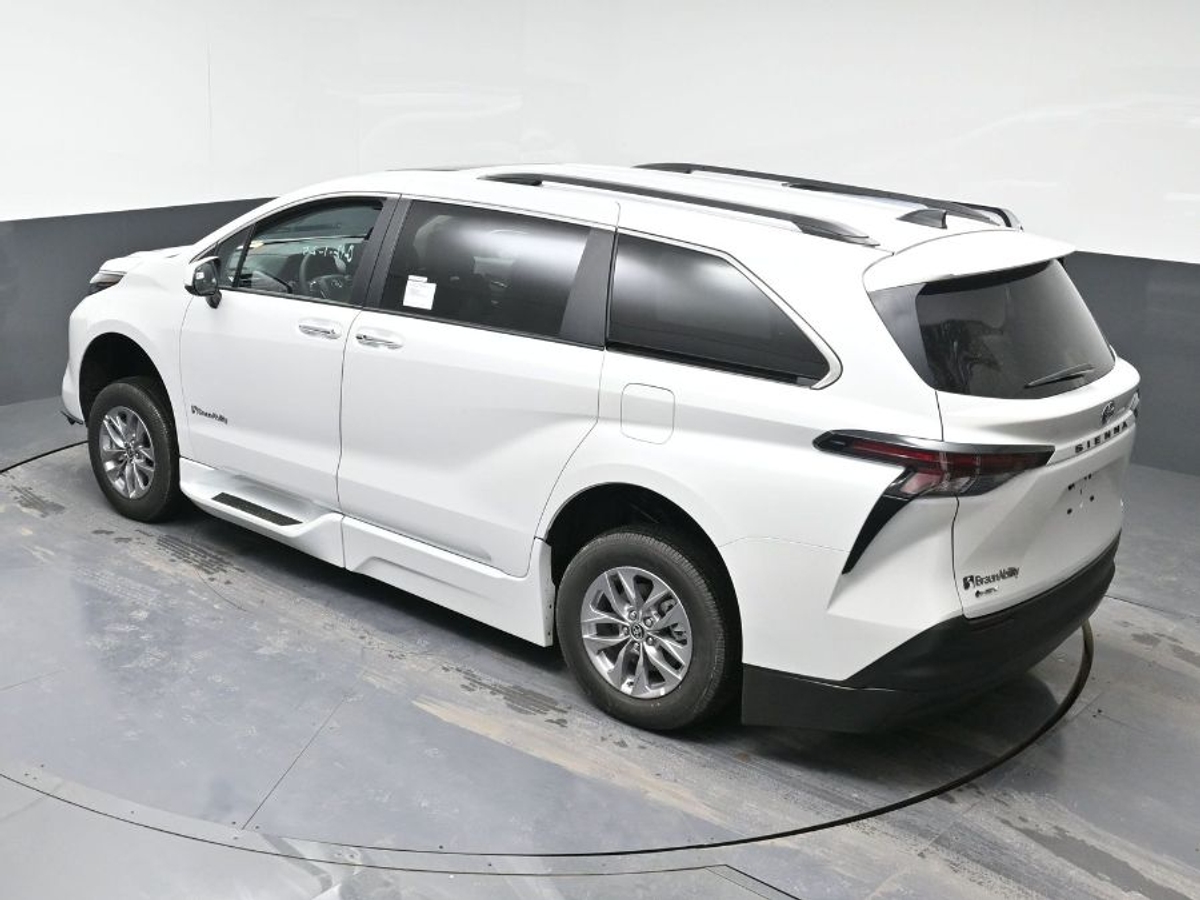 2025 TOYOTA SIENNA - Image 24