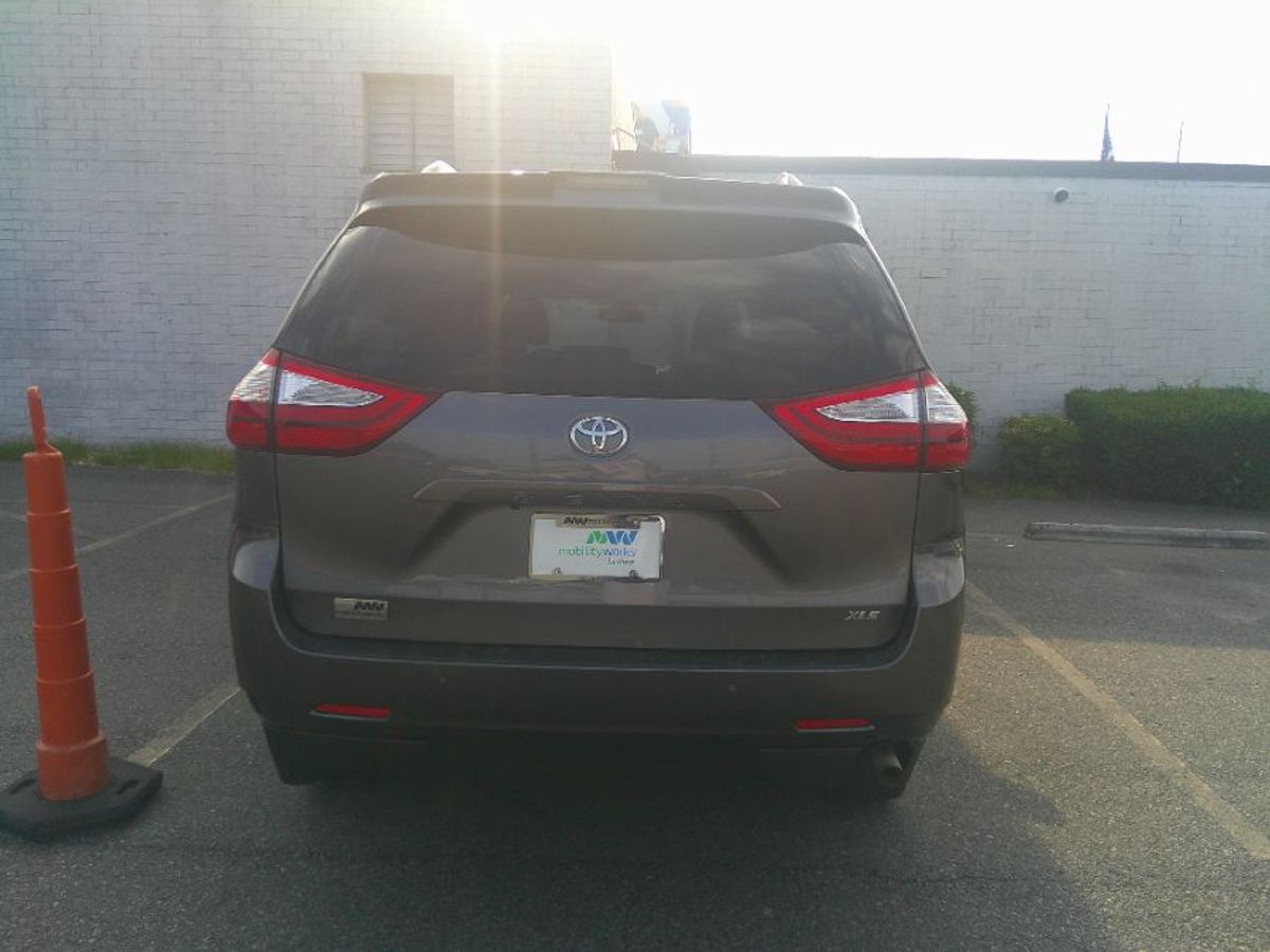 Grey Toyota Sienna image number 6