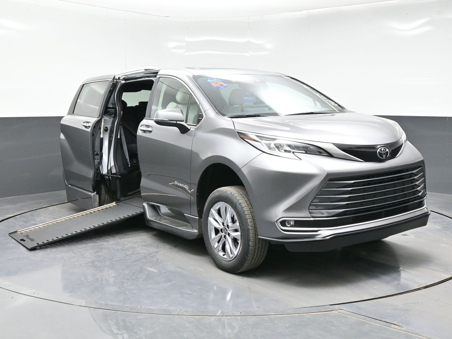 New 2026 Toyota Sienna Hybrid Limited - BraunAbility Side Entry Entry In Floor Automatic Ramp