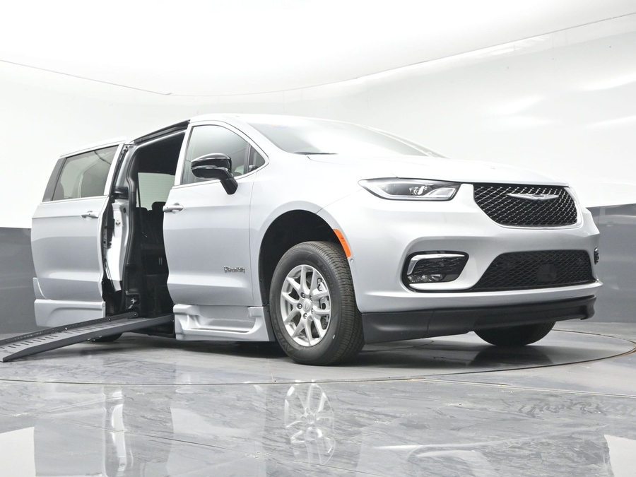 Silver Chrysler Pacifica image number 15